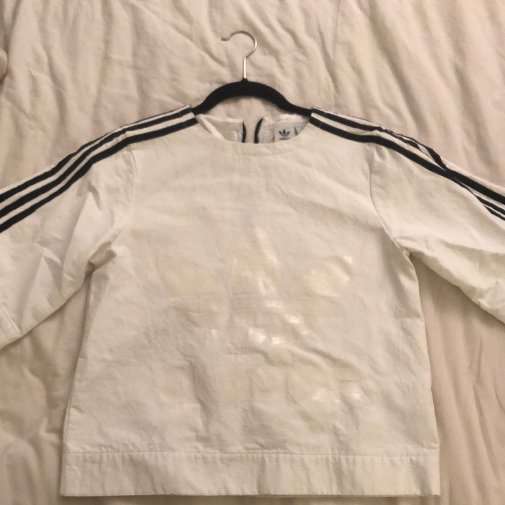 White trefoil top with zip closure
